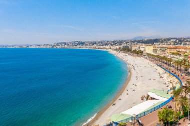 Nice, Cote d 'Azur, Fransa, Güney Avrupa' nın manzara manzarası. Fransız Rivierası 'nın güzel şehri ve lüks tatil köyü. Akdeniz 'de güzel plajları olan ünlü bir turizm merkezi.