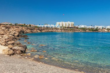 Nissi beach ve Cavo Greco Ayia Napa, Kıbrıs Adası, Akdeniz'in güzel manzara yakınındaki. Harika mavi yeşil deniz ve güneşli bir gün.