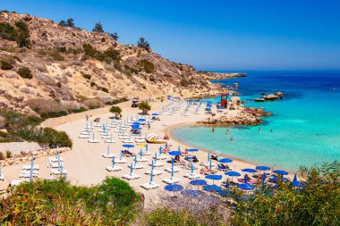 Nissi beach ve Cavo Greco Ayia Napa, Kıbrıs Adası, Akdeniz'in güzel manzara yakınındaki. Harika mavi yeşil deniz ve güneşli bir gün.