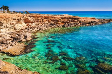 Kıbrıs adası, Akdeniz'de Ayia Napa, Cavo Greco ve Protaras yakın güzel doğal kaya. Efsanevi köprü severlerin yakınından bak. İnanılmaz mavi yeşil deniz ve güneşli bir gün.