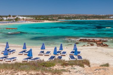Nissi beach ve Cavo Greco Ayia Napa, Kıbrıs Adası, Akdeniz'in güzel manzara yakınındaki. Harika mavi yeşil deniz ve güneşli bir gün.