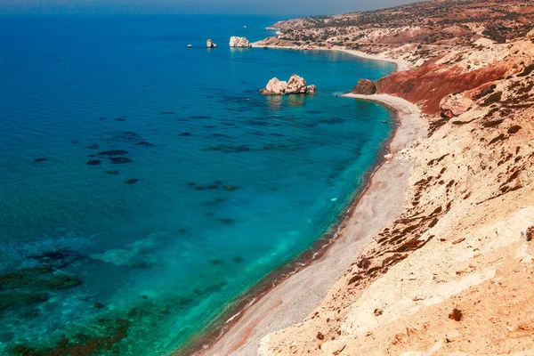 パノラマ風景 Petra Tou Romiou ギリシャ語のロック パフォス キプロス島 地中海のアフロディーテ伝説発祥の地 素晴らしいブルー グリーンの海や晴れた日 — ストック写真