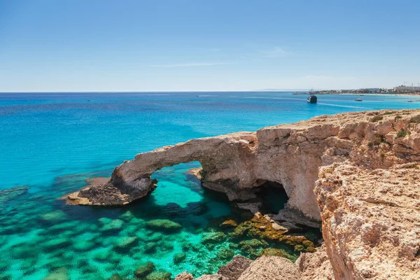 美丽的天然岩石拱附近阿依纳帕 波斯特尔和地中海塞浦路斯岛上的 Protaras 传说中桥恋人 惊人的蓝绿色的海洋和阳光灿烂的日子 — 图库照片