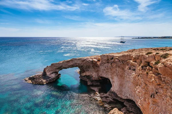 美丽的天然岩石拱附近阿依纳帕 波斯特尔和地中海塞浦路斯岛上的 Protaras 传说中桥恋人 惊人的蓝绿色的海洋和阳光灿烂的日子 — 图库照片