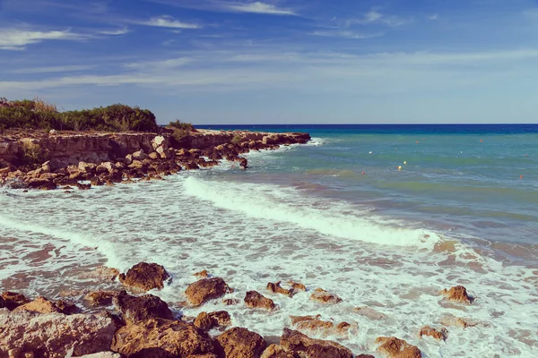 美丽的全景海景阿依附近的波斯特尔 地中海塞浦路斯岛上 惊人的蓝绿色的海洋和阳光灿烂的日子 — 图库照片