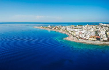 Aerial birds göz Rodos şehir adasında Elli plaj drone fotoğraf görünümü, Oniki, Yunanistan. Güzel kum, lagün ve berrak mavi su ile Panorama. Güney Avrupa'nın ünlü turistik beldesi