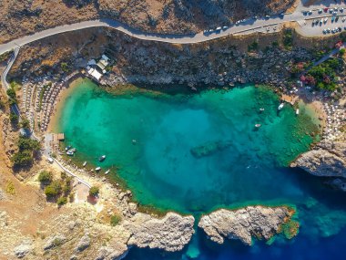 Hava kuşları göz görünümü drone fotoğraf Saint Paul koyun köy Lindos yakın, Rodos adası, Oniki, Yunanistan. Lagün ve berrak mavi su ile güneşli panorama. Güney Avrupa'nın ünlü turistik beldesi