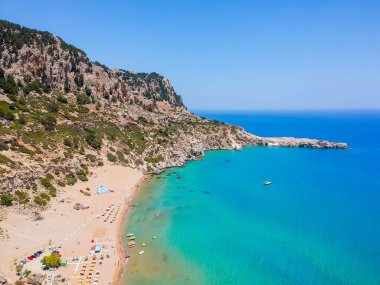 Hava kuşları göz görünümü drone fotoğraf Rodos adasında Kolympia yakınlarındaki Tsambika plaj, Oniki, Yunanistan. Kum plaj ve berrak mavi su ile güneşli panorama. Güney Avrupa'nın ünlü turistik beldesi
