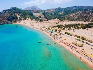 Hava kuşları göz görünümü drone fotoğraf Rodos adasında Kolympia yakınlarındaki Tsambika plaj, Oniki, Yunanistan. Kum plaj ve berrak mavi su ile güneşli panorama. Güney Avrupa'nın ünlü turistik beldesi