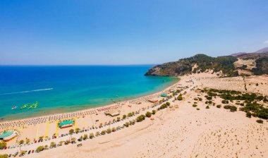 Hava kuşları göz görünümü drone fotoğraf Rodos adasında Kolympia yakınlarındaki Tsambika plaj, Oniki, Yunanistan. Kum plaj ve berrak mavi su ile güneşli panorama. Güney Avrupa'nın ünlü turistik beldesi