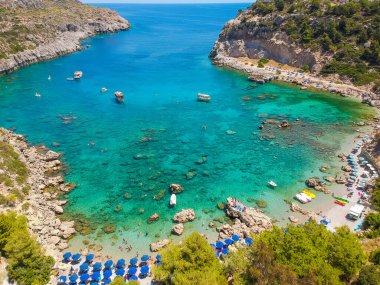 Hava kuşları göz görünümü drone fotoğraf Anthony Quinn Rodos adasında Ladiko koyunda, Oniki, Yunanistan. Güzel lagün ve berrak mavi su ile Panorama. Güney Avrupa'nın ünlü turistik beldesi