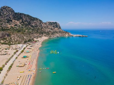 Hava kuşları göz görünümü drone fotoğraf Rodos adasında Kolympia yakınlarındaki Tsambika plaj, Oniki, Yunanistan. Kum plaj ve berrak mavi su ile güneşli panorama. Güney Avrupa'nın ünlü turistik beldesi
