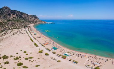 Hava kuşları göz görünümü drone fotoğraf Rodos adasında Kolympia yakınlarındaki Tsambika plaj, Oniki, Yunanistan. Kum plaj ve berrak mavi su ile güneşli panorama. Güney Avrupa'nın ünlü turistik beldesi