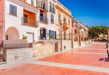 Calella de Palafrugell Promenade sahil, Katalonya, Barselona yakınlarındaki İspanya. Güzel kum plaj ve güzel koyda berrak mavi su ile Manzara köy tesisi. Costa Brava ünlü turistik yer