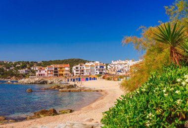 Calella de Palafrugell ile deniz manzara, Katalonya, Barselona yakın İspanya. Güzel kum plaj ve güzel koyda berrak mavi su ile Doğal balıkçı köyü. Costa Brava ünlü turistik yer