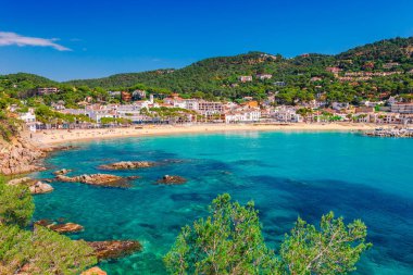 Calella de Palafrugell yakınlarındaki Deniz manzara Llafranc, Katalonya, Barselona, İspanya. Güzel kum plaj ve koyda berrak mavi su ile Doğal eski şehir. Costa Brava ünlü turistik yer
