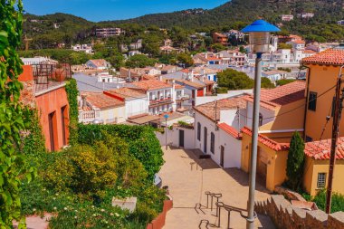 Calella de Palafrugell yakınlarındaki Deniz manzara Llafranc, Katalonya, Barselona, İspanya. Güzel kum plaj ve koyda berrak mavi su ile Doğal eski şehir. Costa Brava ünlü turistik yer