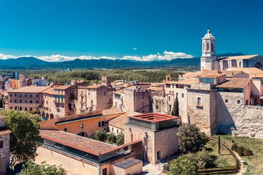 Girona, Katalonya, İspanya'da üst hava görünümü. Doğal ve renkli antik kent. Ünlü turistik tatil beldesi, tatil ve tatil için mükemmel bir yer.