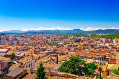 Girona, Katalonya, İspanya'da üst hava görünümü. Doğal ve renkli antik kent. Ünlü turistik tatil beldesi, tatil ve tatil için mükemmel bir yer.