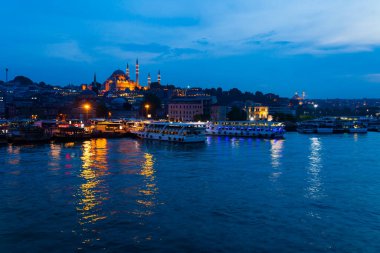 İstanbul'un gece manzarası. İstanbul Boğazı'nın ünlü turistik beldesi Haliç körfezinin panorama şehir manzarası. Seyahat ışıklı manzara Boğaz, Türkiye, Avrupa ve Asya.