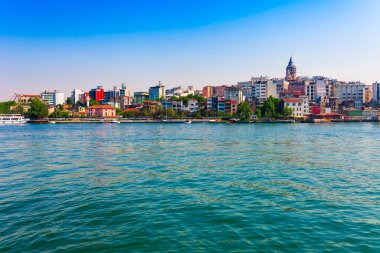 İstanbul'un panoramik manzarası. İstanbul Boğazı'nın ünlü turistik beldesi Haliç körfezinin panorama şehir manzarası. Seyahat manzara Boğaz, Türkiye, Avrupa ve Asya.