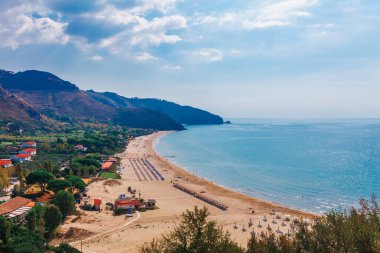 Sperlonga, Lazio, İtalya ile plaj ve deniz manzarası. Güzel kum plaj ve pitoresk koyda berrak mavi su ile Doğal tatil beldesi köy. Riviera de Ulisse bölgesindeki ünlü turistik yer