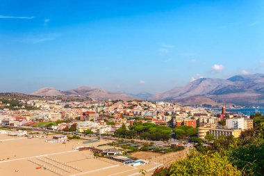 Gaeta, Lazio, İtalya ile panoramik deniz manzarası. Eski binalar, antik kiliseler, güzel kum plaj ve berrak mavi su ile doğal tarihi şehir. Riviera de Ulisse bölgesindeki ünlü turistik yer