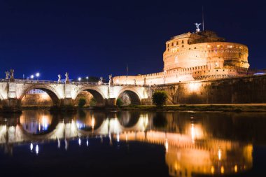 Romantik Roman gece manzarası. Aziz Peter Bazilikası ile Panorama ve Saint Angelo kalesi ve köprüsü. Tiber 'le ünlü turizm merkezi. İtalya ve Avrupa 'da aydınlatılmış seyahat manzarası.