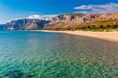 Gaeta yakınlarındaki panoramik deniz plajı manzara, Lazio, İtalya. Güzel kum plaj ve berrak mavi su. Riviera de Ulisse ünlü turistik yer. Parlak güneşli ışık ve gün batımı.