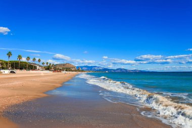 Terracina, Lazio, İtalya ile panoramik deniz manzarası. Güzel kum plaj ve berrak mavi su ile Doğal tatil beldesi köy. Riviera de Ulisse bölgesindeki ünlü turistik yer