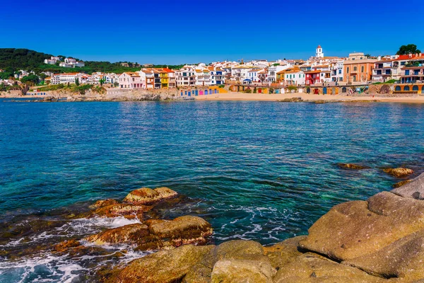 Calella de Palafrugell ile deniz manzara, Katalonya, Barselona yakın İspanya. Güzel kum plaj ve güzel koyda berrak mavi su ile Doğal balıkçı köyü. Costa Brava ünlü turistik yer