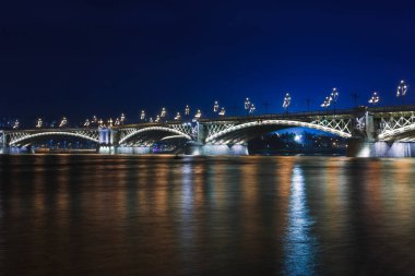 Budapeşte'nin gece manzarası. Tuna ve köprüler ile ünlü turistik panorama şehir manzarası. Macaristan, Avrupa'da seyahat ışıklı manzara.