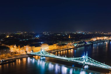 Budapeşte'nin gece manzarası. Tuna ve köprüler ile ünlü turistik panorama şehir manzarası. Macaristan, Avrupa'da seyahat ışıklı manzara.
