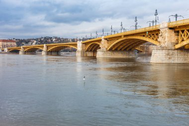 Tuna ve köprüler ile ünlü turistik Budapeşte Panorama şehir manzarası. Macaristan, Avrupa'da seyahat manzarası.