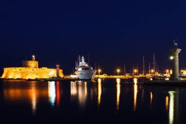 Rodos adasında Rodos kentinde antik kale ve iskele Gece fotoğrafı, Oniki, Yunanistan. Taş duvarlar ve parlak gece ışıkları. Güney Avrupa'nın ünlü turistik beldesi