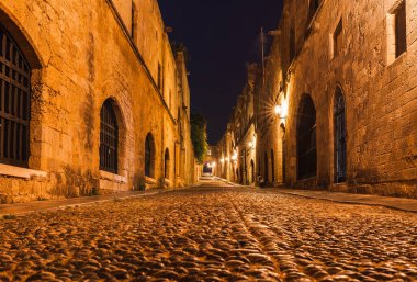 Rodos adasında Rodos şehrinde Şövalyeler antik sokak Gece fotoğrafı, Oniki, Yunanistan. Taş duvarlar ve parlak gece ışıkları. Güney Avrupa'nın ünlü turistik beldesi