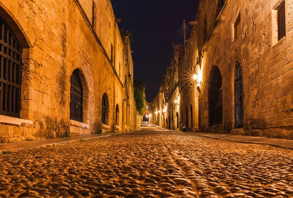 在希腊多德Canes罗得岛罗得岛的罗得岛市 骑士的古代街道的夜景照片 石墙和明亮的夜灯 南欧著名旅游胜地 — 图库照片