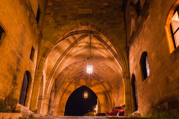 Rodos adasında Rodos şehrinde Şövalyeler antik sokak Gece fotoğrafı, Oniki, Yunanistan. Taş duvarlar ve parlak gece ışıkları. Güney Avrupa'nın ünlü turistik beldesi