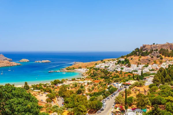 海のスカイビュー風景写真リンドス湾とロードス島の城 ドデカネーゼ ギリシャ 古代の城と澄んだ青い水のパノラマ 南ヨーロッパの有名な観光地 — ストック写真