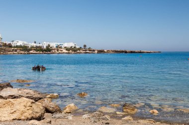 AYIA NAPA, CYPRUS - 19 Nisan 2016: Akdeniz 'in güzel körfezine dalmaya hazırlanan dalgıç grubu