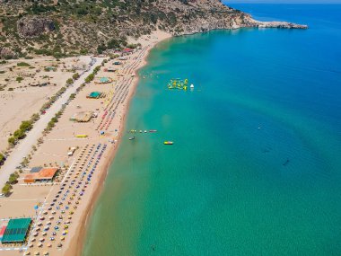 Hava kuşları göz görünümü drone fotoğraf Rodos adasında Kolympia yakınlarındaki Tsambika plaj, Oniki, Yunanistan. Kum plaj ve berrak mavi su ile güneşli panorama. Güney Avrupa'nın ünlü turistik beldesi