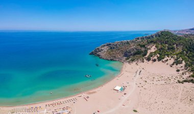 Hava kuşları göz görünümü drone fotoğraf Rodos adasında Kolympia yakınlarındaki Tsambika plaj, Oniki, Yunanistan. Kum plaj ve berrak mavi su ile güneşli panorama. Güney Avrupa'nın ünlü turistik beldesi