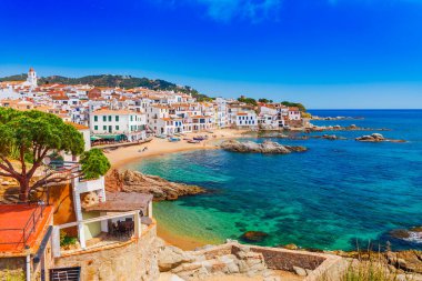 Calella de Palafrugell ile deniz manzara, Katalonya, Barselona yakın İspanya. Güzel kum plaj ve güzel koyda berrak mavi su ile Doğal balıkçı köyü. Costa Brava ünlü turistik yer