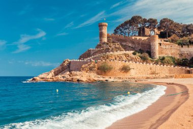 Deniz manzara Badia defne Tossa de Mar Girona, Catalonia, İspanya Barselona. Güzel kum plaj ve açık mavi su ile Antik Ortaçağ Kalesi. Costa Brava içinde ünlü turizm