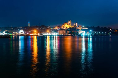 İstanbul'un gece manzarası. İstanbul Boğazı'nın ünlü turistik beldesi Haliç körfezinin panorama şehir manzarası. Seyahat ışıklı manzara Boğaz, Türkiye, Avrupa ve Asya.