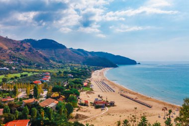 Sperlonga, Lazio, İtalya ile plaj ve deniz manzarası. Güzel kum plaj ve pitoresk koyda berrak mavi su ile Doğal tatil beldesi köy. Riviera de Ulisse bölgesindeki ünlü turistik yer