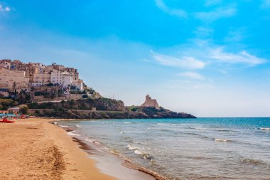 Sperlonga, Lazio, İtalya ile deniz manzarası. Güzel kum plaj ve pitoresk koyda berrak mavi su ile Doğal tatil beldesi köy. Riviera de Ulisse bölgesindeki ünlü turistik yer