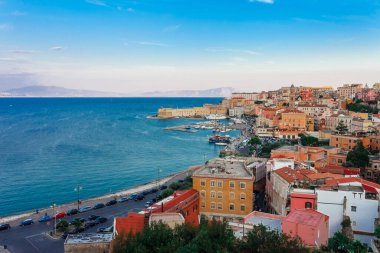 Gaeta, Lazio, İtalya ile panoramik deniz manzarası. Eski binalar, antik kiliseler, güzel kum plaj ve berrak mavi su ile doğal tarihi şehir. Riviera de Ulisse bölgesindeki ünlü turistik yer