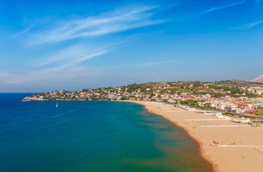 Gaeta, Lazio, İtalya ile panoramik deniz manzarası. Eski binalar, antik kiliseler, güzel kum plaj ve berrak mavi su ile doğal tarihi şehir. Riviera de Ulisse bölgesindeki ünlü turistik yer