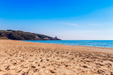 Gaeta yakınlarındaki panoramik deniz plajı manzara, Lazio, İtalya. Güzel kum plaj ve berrak mavi su. Riviera de Ulisse ünlü turistik yer. Parlak güneşli ışık ve gün batımı.